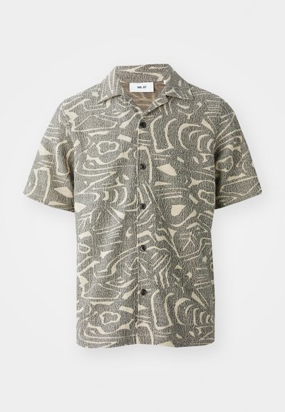 Camisa de botones de manga corta en verde apagado y crema, con patrones abstractos, tejido texturizado y cinco botones en la parte frontal.