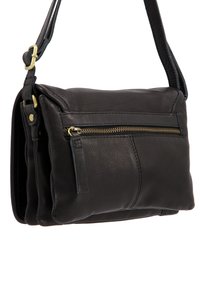 Czarna skórzana torba crossbody z zamykaną na zamek kieszenią z przodu, teksturowaną powierzchnią i złotymi akcentami. Regulowany pasek umożliwiający dostosowanie długości.