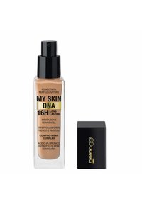 Flacone di fondotinta con corpo cilindrico trasparente, liquido beige, tappo a pompa nero e piccola scatola nera con testo dorato.