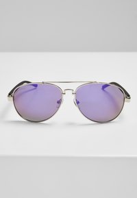 Ochelari de soare aviator din metal cu lentile gradient violet și mânere negre, având un cadru subțire din argint și un design minimalist.