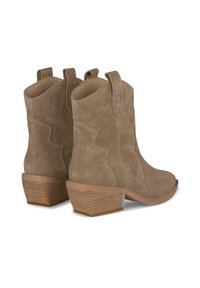 Botas de vaquero de ante marrón con punta afilada, tacón bajo apilado, detalles de costura sutiles y lengüetas en los laterales para facilitar su uso.