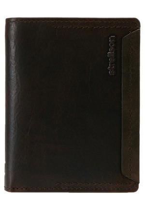 Dunkelbraune Lederbrieftasche mit strukturierten Oberflächen, klassischem Klappdesign und einem seitlichen Kartenfach. Mit geprägt Branding auf der Vorderseite.