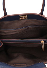 Blauwe leren handtas, voorzien van een gouden gesp en ritssluiting, bruine stoffen voering met logopatroon, meerdere vakken voor organisatie.