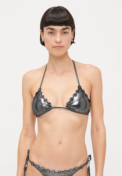 Metaliczny czarny zestaw bikini z trójkątnymi miseczkami zdobionymi koronką w kwiaty i regulowanymi ramiączkami, zaprojektowany z błyszczącej, gładkiej tekstury.