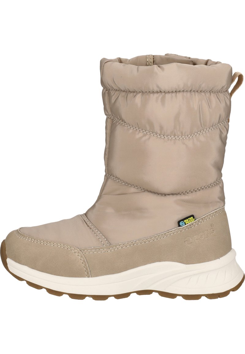 Beige waterdichte laarzen met een gevoerde nylon bovenkant, zacht suede accenten, ronde neus en een getextureerde rubberen zool voor grip.