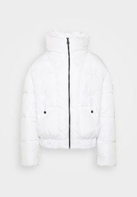 Witte pufferjack met hoge kraag, ritssluiting aan de voorkant en twee zwarte drukknoopzakken. Gevoerde textuur en verkorte ontwerp.