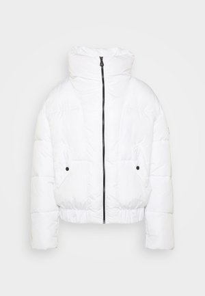 Casaco acolchoado branco com gola alta, fecho à frente com zip e dois bolsos pretos com botão de pressão. Textura acolchoada e design cropped.