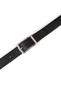 Cinturón de cuero negro con una superficie texturizada, que presenta una hebilla de metal plateado con forma rectangular y varios agujeros de ajuste.