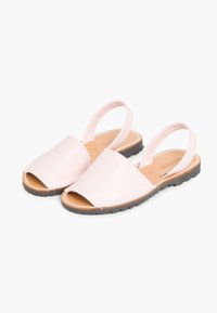 Roosa nahast sandaalid avatud varvastega disainiga, slingback rihmadega ja tasase kummist tallaga, mille servades on kontrastne õmblus.