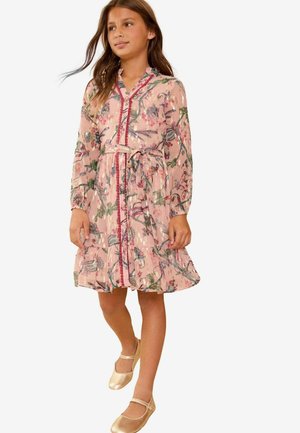 Blumenkleid in Pink mit langen durchsichtigen Ärmeln, knöpfbarem Frontbereich, gebundenem Taillenbereich und Rüschensaum. Akzentuiert mit grünen und lila botanischen Mustern.
