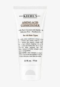 Vit plasttryckflaska med ett silverlock, med svart och brunt text. Produkten är märkt som "Aminosyra Balsam" för alla hårtyper.