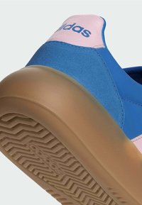 Plave i ružičaste tenisice s teksturiranom gumom na potplatu, glatkim sintetičkim gornjim dijelom i vezom na peti. Zakrivljen oblik, lagana konstrukcija.