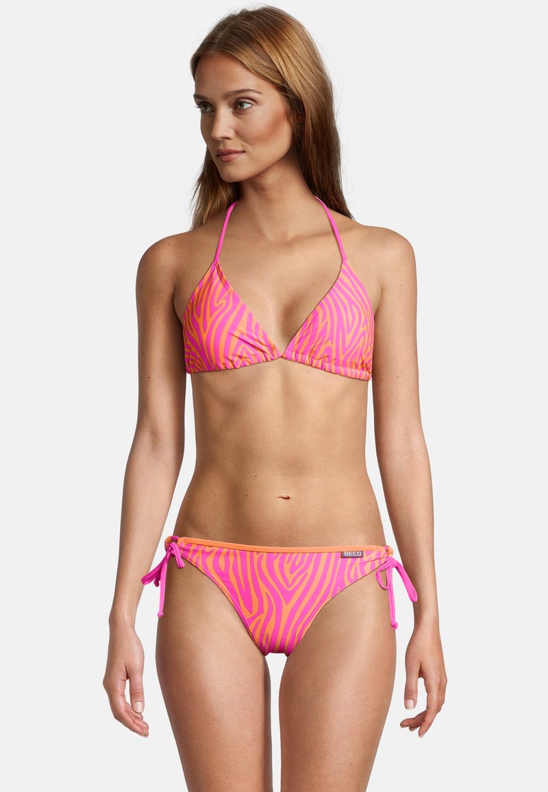 Bikini rose avec des rayures zebre. Haut triangulaire et bas à nouer sur les côtés. Tissu lisse, couleurs vives et accents orange contrastants sur la ceinture.