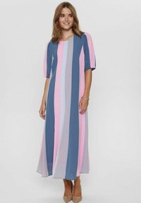 Rochie maxi cu mâneci scurte tip puff, în dungi alternative de albastru, roz și lavandă. Material ușor, cu un design fluid.