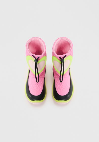 Botas de inverno rosas com biqueiras pretas, detalhes em forma de coração verde neon e fechos de toggle pretos, sobre um fundo branco liso.