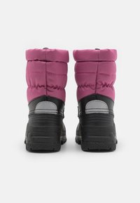 Stivali isolati rosa con upper trapuntato, dotati di suola in gomma nera con grip testurizzato. Cuffia regolabile nella parte superiore per garantire calore.