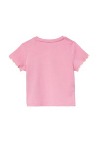 Krótki różowy t-shirt z bawełny, z falbaniastymi krótkimi rękawami, okrągłym dekoltem i gładkim tyłem. Miękka tekstura i luźny krój.