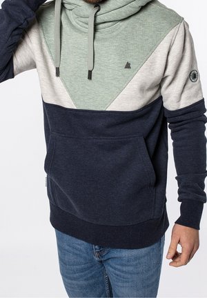 Felpa con cappuccio caratterizzata da un design a blocchi di colore triangolari in grigio, verde e blu navy, dotata di tasca frontale e polsini a costine.