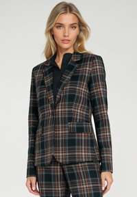 Marynarka w kratę w ciemnozielonym, brązowym i niebieskim kolorze, o dopasowanym kroju, z klapami, dwiema przednimi kieszeniami i zapięciem na jeden guzik.