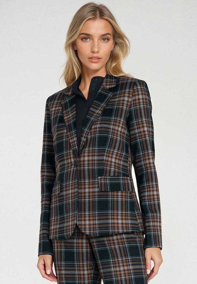 Marynarka w kratę w ciemnozielonym, brązowym i niebieskim kolorze, o dopasowanym kroju, z klapami, dwiema przednimi kieszeniami i zapięciem na jeden guzik.
