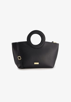 Czarna skórzana torebka z okrągłym uchwytem, zamknięciem na zamek i regulowanym paskiem. Charakteryzuje się teksturowanym wykończeniem oraz małą złotą tabliczką z logo.