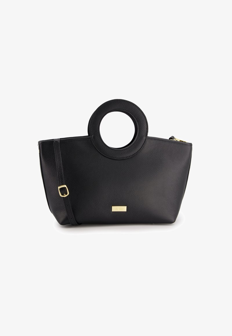 Sac à main en cuir noir avec une poignée ronde, une fermeture zippée et une bandoulière ajustable. Présente une finition texturée et une petite plaque logo en or.