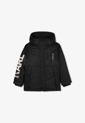 Veste rembourrée noire avec capuche, dotée d'une fermeture éclair et de poches latérales. Logo notable sur la manche et poche poitrine zippée.