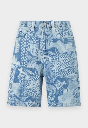 Szorty dżinsowe z niebiesko-białym nadrukiem w stylu graffiti, zawierające abstrakcyjne kształty, wzory w szachownicę oraz elementy tekstowe.