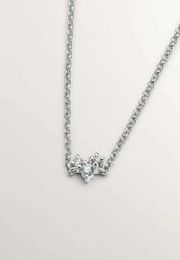 Collar de cadena de plata con un colgante central que presenta tres piedras preciosas transparentes en un engaste de garras, destacando un diseño elegante y pulido.