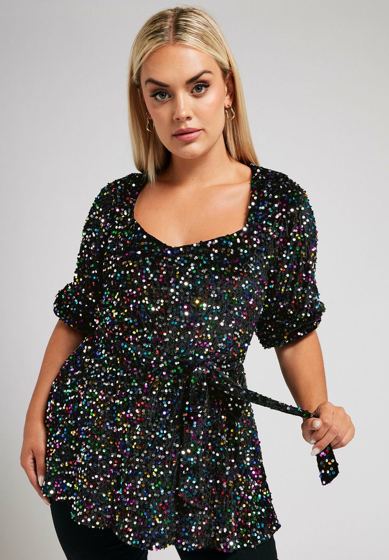 Blusa negra con lentejuelas y adornos multicolores, escote cuadrado, mangas cortas y un cinturón atado en la cintura. Textura brillante en toda la prenda.