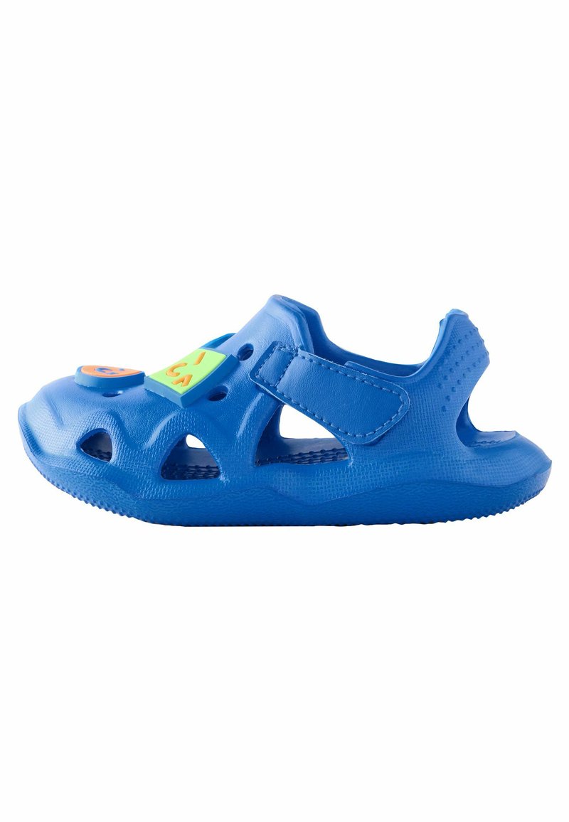 Sandali in plastica blu con design ventilato, cinturino regolabile, suola texturizzata, dotati di accenti decorativi colorati sulla parte anteriore.