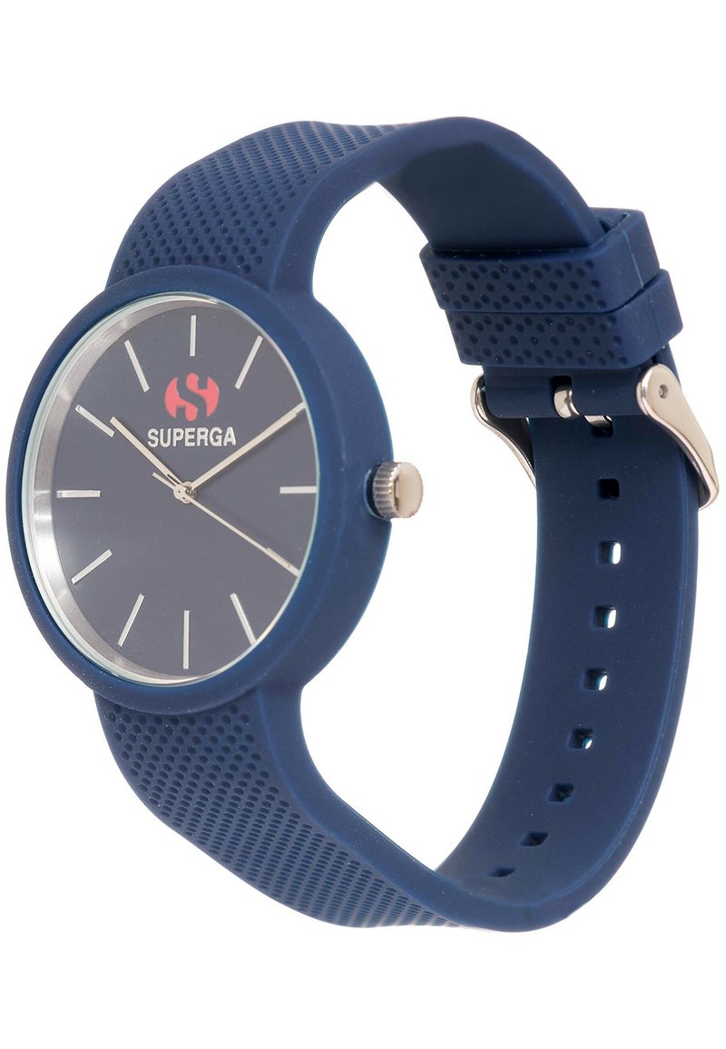 Reloj de silicona azul con esfera redonda, acentos plateados, correa texturizada y un dial transparente que muestra marcadores de hora blancos y un logo rojo.