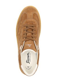 Braune Wildleder-Sneaker mit abgerundetem Zehenbereich, kontrastierenden weißen Akzenten und beigen Schnürsenkeln. Verfügt über eine Gummisohle und ist mit "Sioux Super Soft" gekennzeichnet.