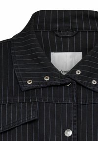 Schwarze Jeanshemd mit vertikalen blauen Streifen, Druckknopfverschluss, spitzem Kragen und einer Fronttasche. Glatte Textur und klassisches Design.