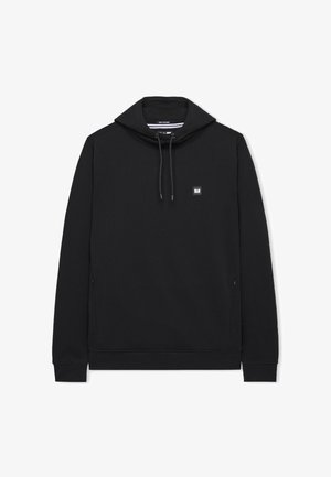 Fekete, hosszú ujjú kapucnis pulóver elöl húzózsinórokkal és kis négyzet alakú logóval a bal mellrészen, fehér háttéren bemutatva.