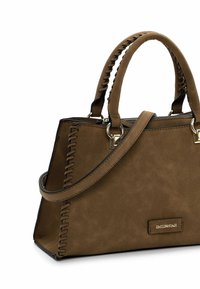Bruine faux-suède handtas met een gestructureerde vorm, voorzien van gouden hardware, zijstiksels, een ritsluiting en dubbele handvatten.