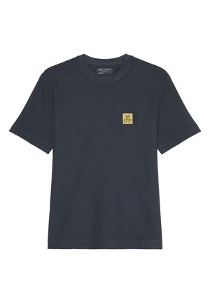 Marineblå T-shirt med korte ærmer og rund hals, med et lille firkantet guldlogo på venstre bryst.