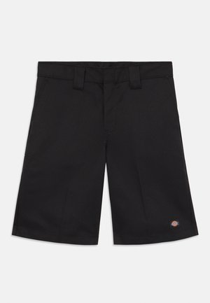 Czarne spodenki wykonane z trwałego materiału, o prostym kroju, z paskiem w pasie i pętelkami na pasek, z małym logo na dolnym brzegu.