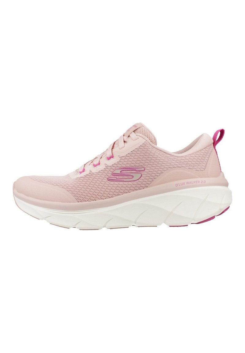 Chaussure de sport rose clair avec une tige en maille texturée, semelle blanche rembourrée, accents roses et logo. Conçue pour le confort et la marche.