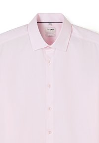 Chemise pour homme rose clair boutonnée avec col classique, coupe slim et tissu subtilement texturé.