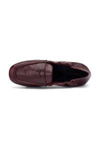 Mocassino in pelle bordeaux con punta cucita e apertura elastica. Texture liscia con dettagli minimi e suola piatta.