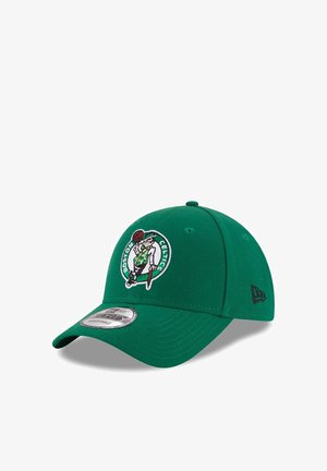 Grüne Baseballmütze mit verstellbarem Riemen, ausgestattet mit einem gestickten Boston Celtics Logo. Glattes Material mit runder Krone und gebogenem Schirm.