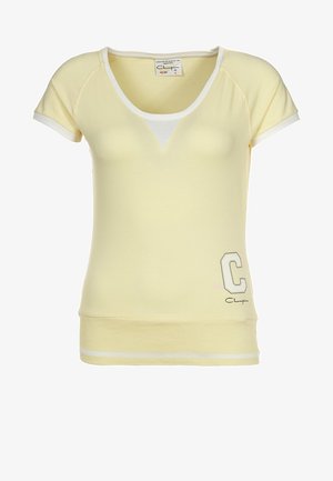 Camiseta Champion de manga corta y cuello en V de color amarillo claro con ribete blanco y un gran logotipo "C" en la parte inferior derecha delantera.