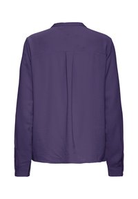 Lahka vijolična srajca z dolgimi rokavi iz mehkega materiala, ki ima hrbtni naborek, ovratnik in gumbaste manšete, z gladko in mat teksturo.