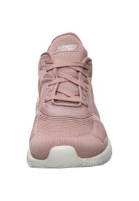 Helles rosa Sportschuh mit Mesh-Obermaterial, gepolstertem Kragen und flachen Schnürsenkeln. Verfügt über eine glatte weiße Gummisohle und Logos an der Seite.