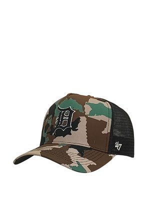 Gorra de béisbol camuflaje con visera curva, parte trasera de malla negra, letra D blanca bordada en el frente y pequeño logo 47 en el lateral.