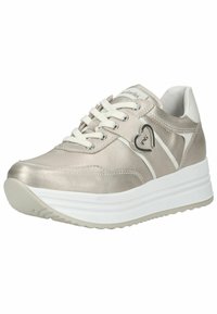 Baskets beige métalliques avec des accents blancs, design à lacets et détail de cœur en logo. Présente une épaisse semelle blanche pour un amorti et un soutien.