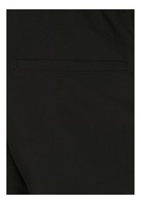 Zwarte stoffen functie, met een zak en nette stiksels. De textuur is glad, zonder zichtbare patronen of accenten.