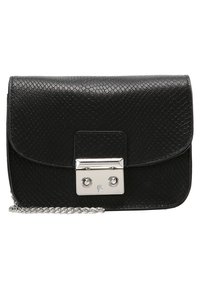 Svart skinnhandväska med ett strukturerat mönster som liknar fjäll, silverlås och kedjerem. Har en fliköppning och rektangulär form.