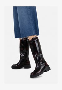 Kijelölve, black/bordeaux